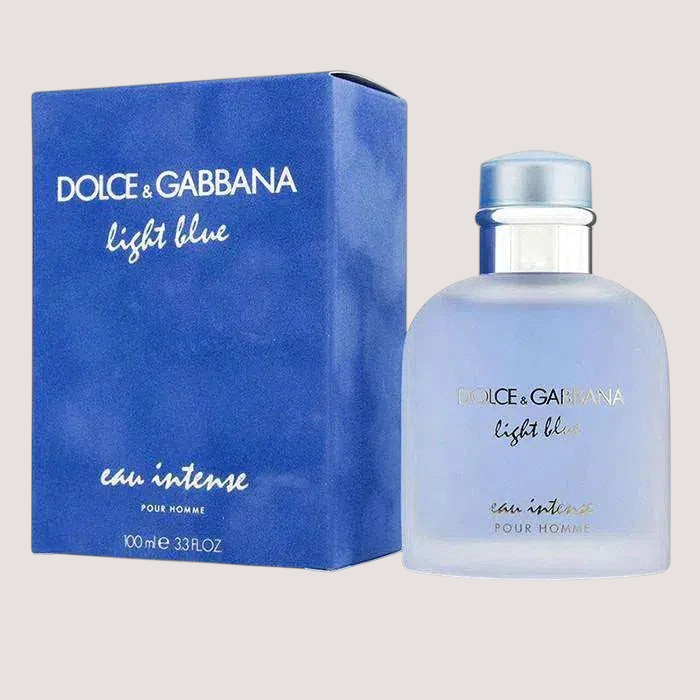 Perfume Dolce & Gabbana Light Blue Eau Intense para hombre en frasco de vidrio esmerilado junto a su caja azul de Oasis Perfumes Honduras Mayoreo